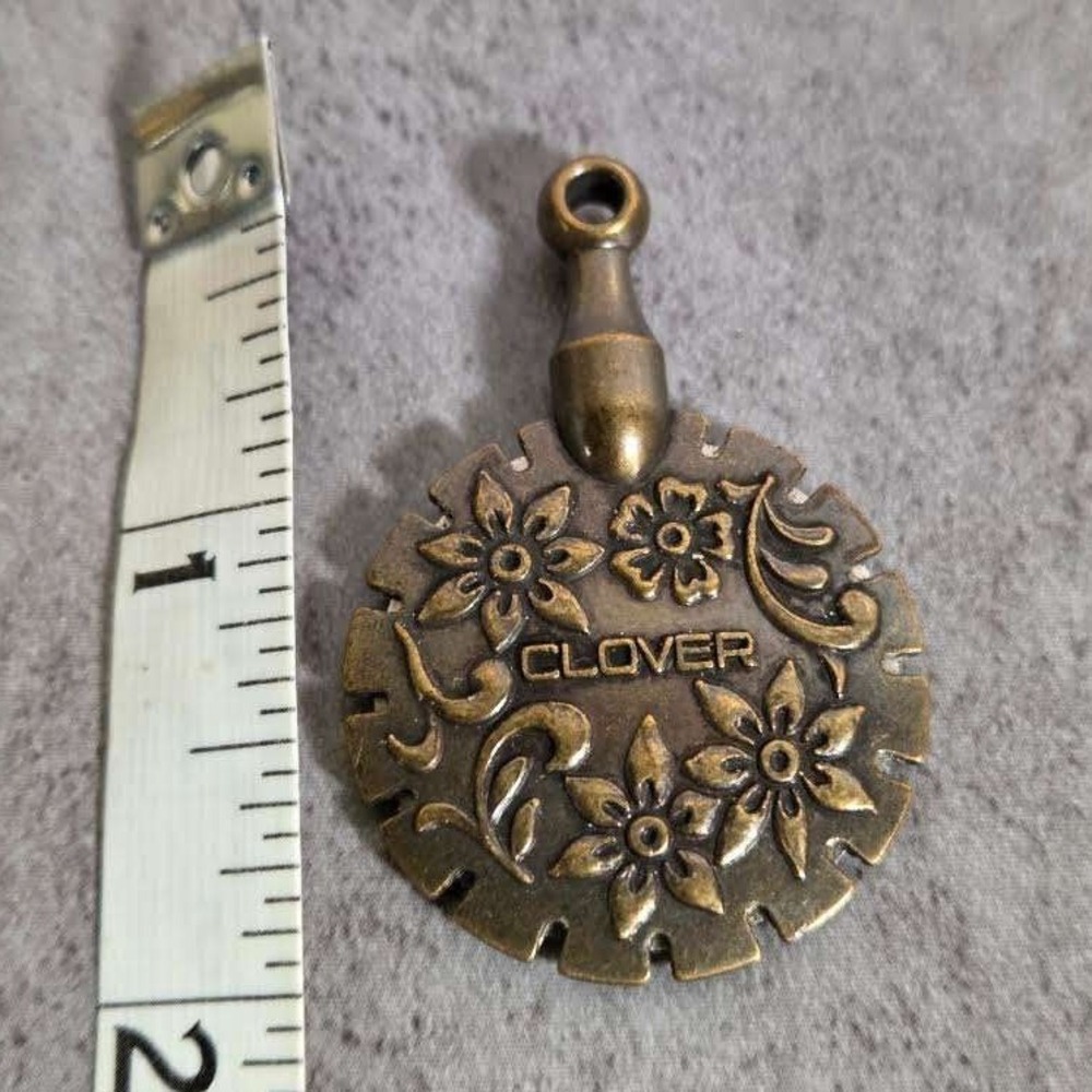 Clover Antique Style Thread Cutter Pendant Floral Burnished Brass Japan 3106